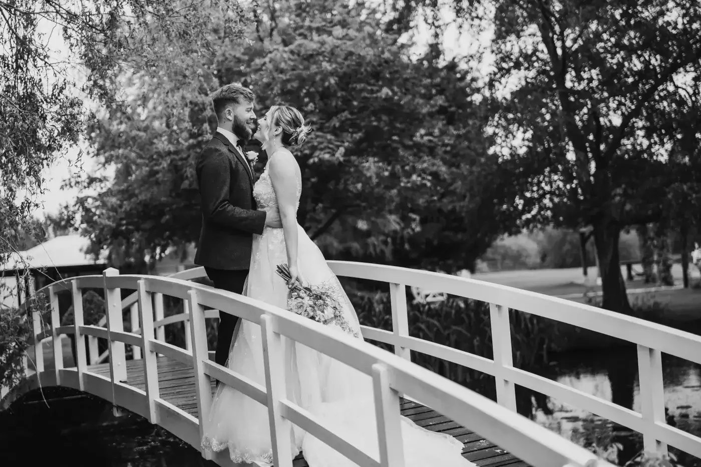 couple-bridge-high-house-weddings-exclusive-events-venue-fizzy-photography-shoot-51-2000x1333